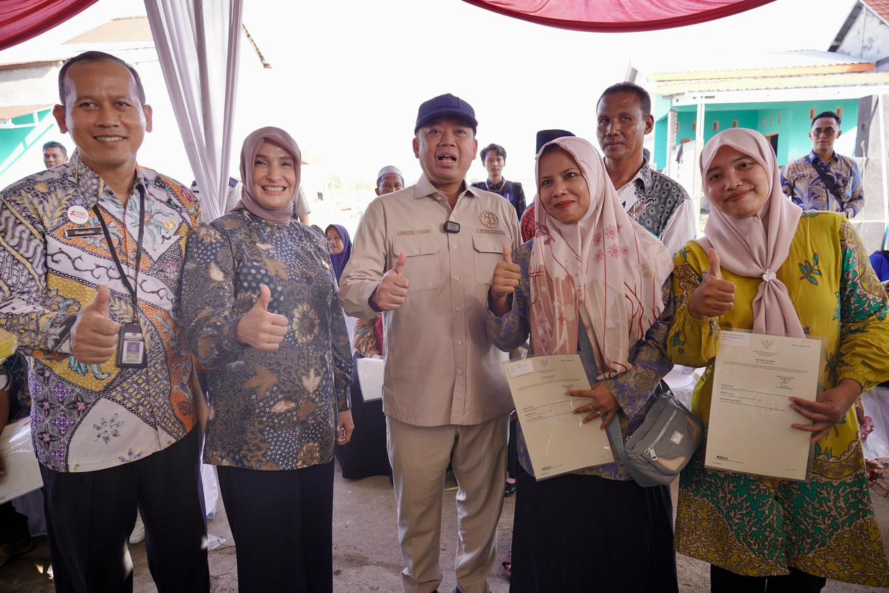 Menteri Nusron Serahkan 546 Sertipikat Konsolidasi Tanah, Permukiman di Jateng Kini Lebih Tertata