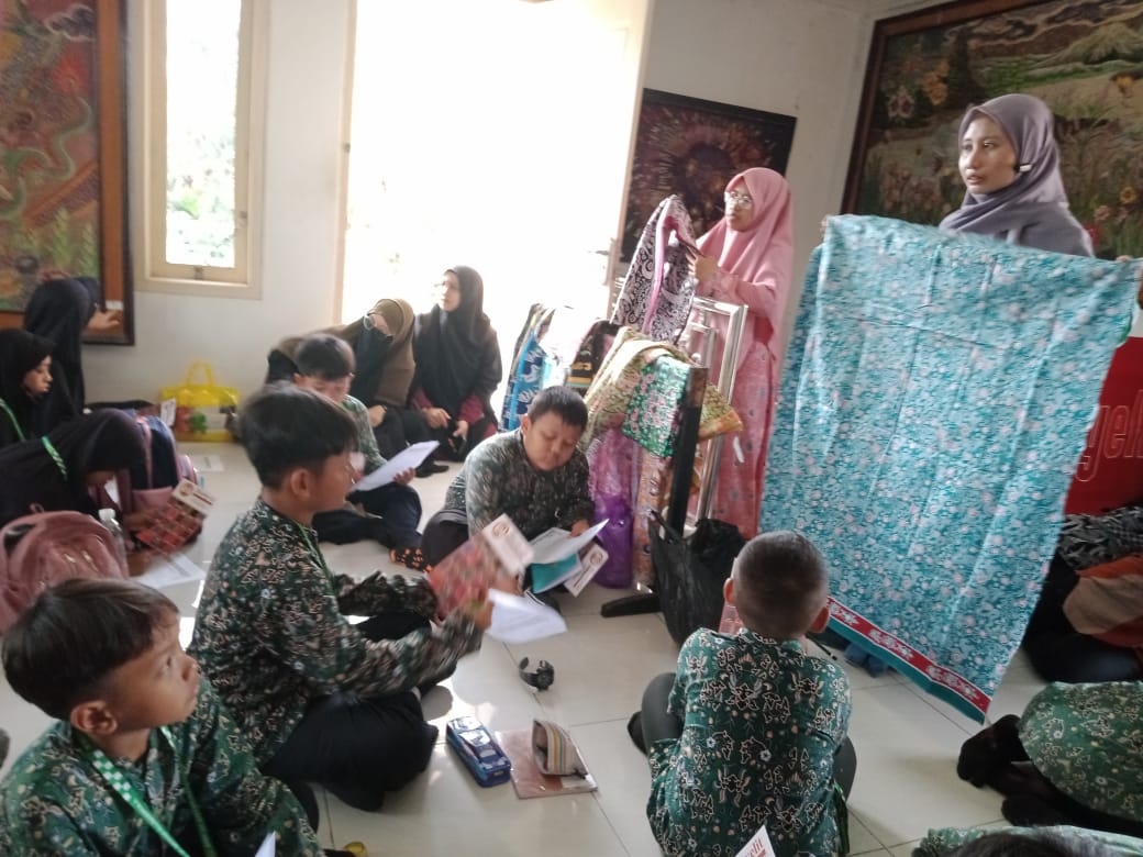 Siswa SDIT Al Afiyah Belajar Membatik di Galeri Batik Herti Elit