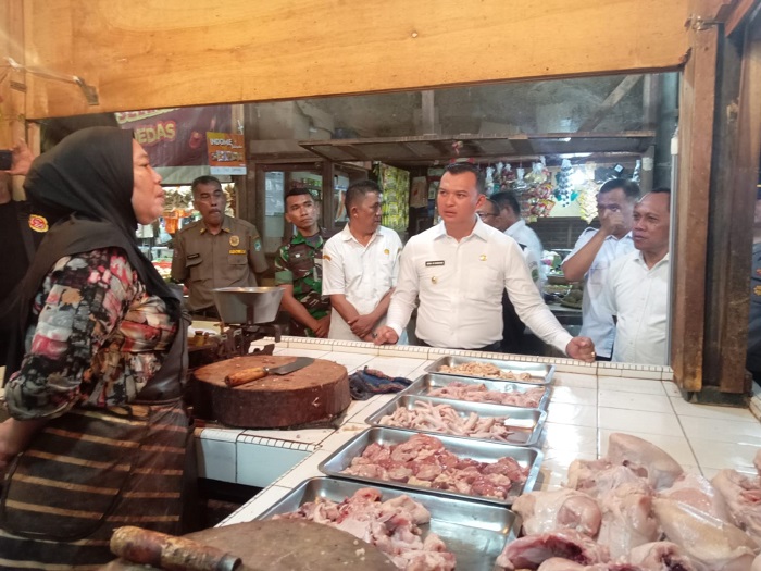 Wabup Dena Sidak Pasar Kadipaten, Sejumlah Komoditas Alami Kenaikan Harga