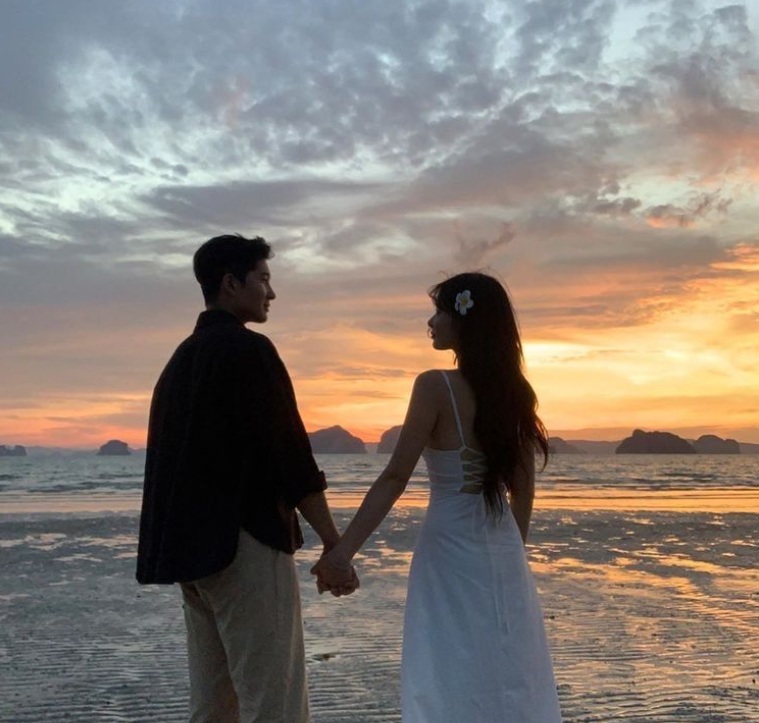 Cobain Yuk Edit Foto Viral dari Gemini AI Bareng Couple di Pantai, Ini Cara Edit untuk Hasilkan Foto Romantis