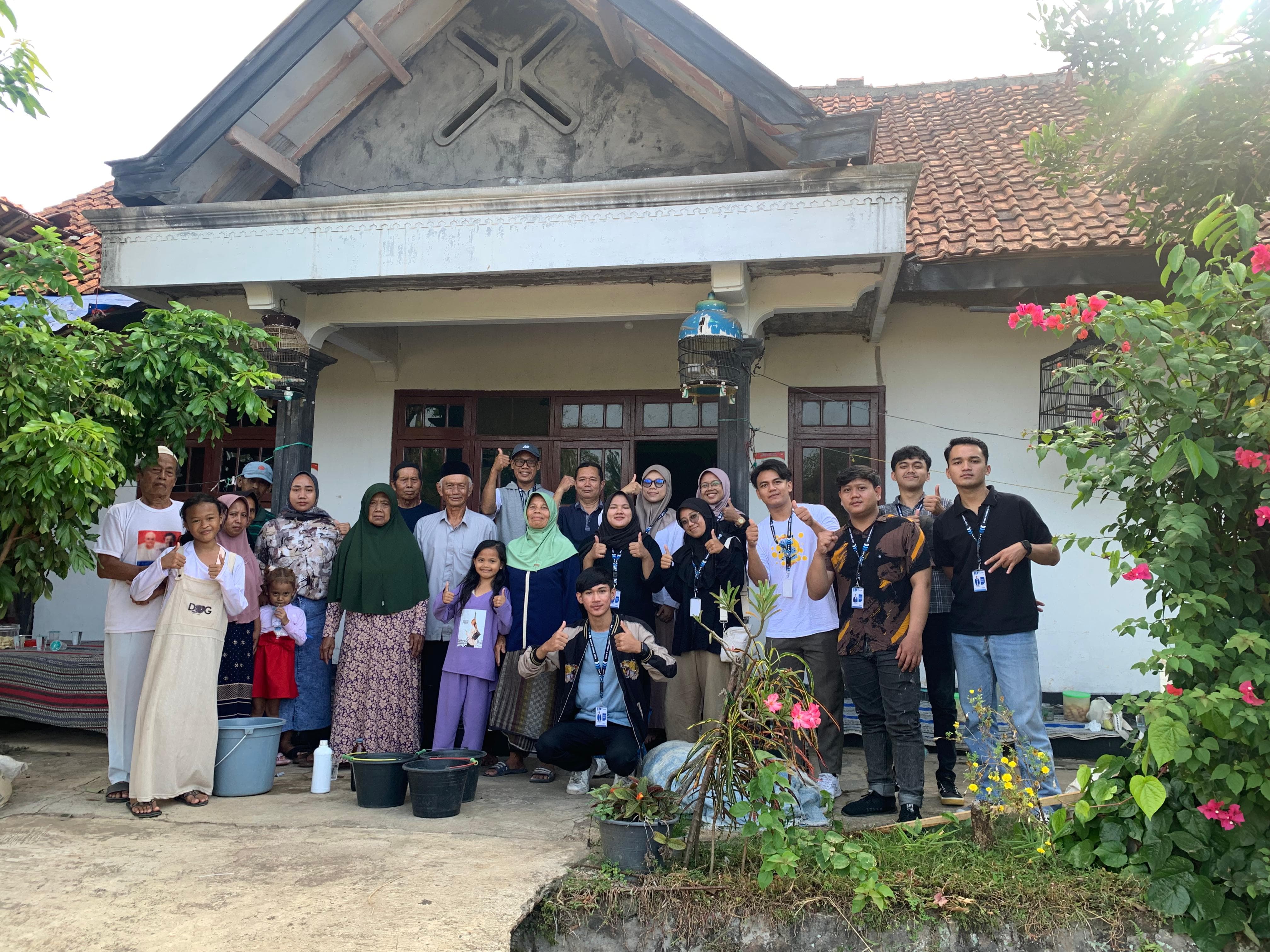 Mahasiswa KKN-T Unma Desa Gumulung Lebak Ubah Jerami dan Kotoran Hewan Jadi Pupuk Organik yang Bernilai