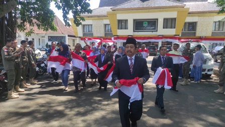 DPRD Bagikan Ratusan Bendera Merah Putih