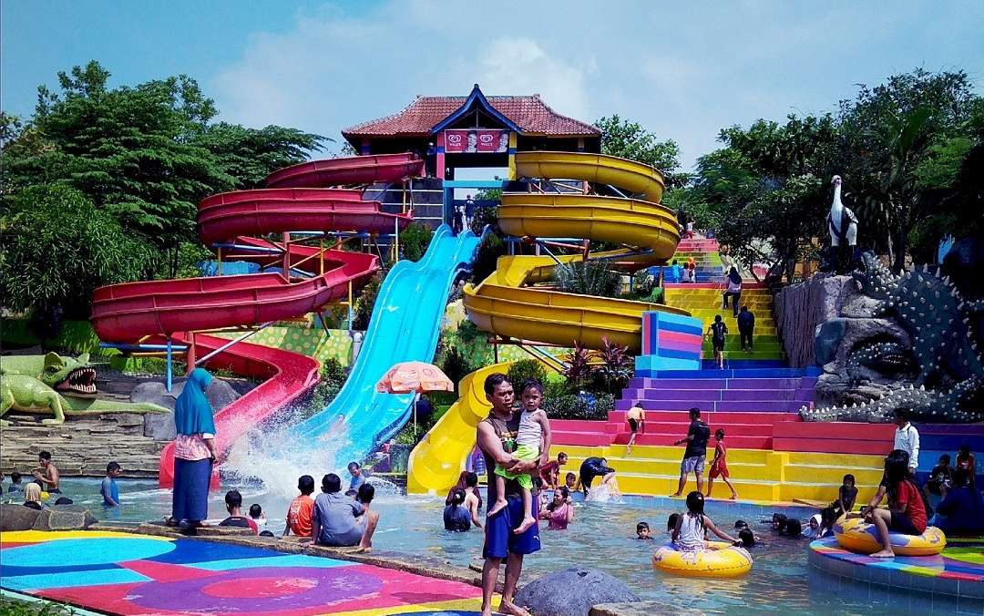 Kuyy Berwisata Air yang Menyenangkan di Waterboom Tirta Kencana, Majalengka