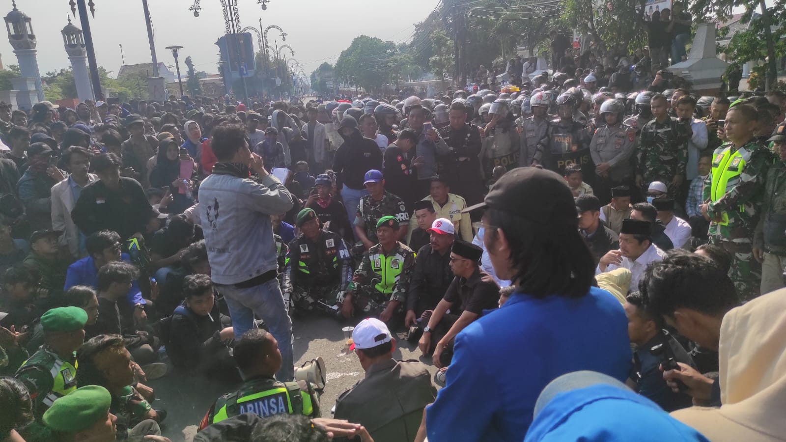 Demo Mahasiswa di DPRD Majalengka Ricuh tapi Berakhir Damai