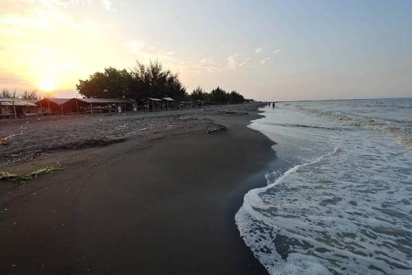 Wisata Pantai di Kabupaten Brebes 2024, Ada yang di Juluki 'Lombok Van Java'