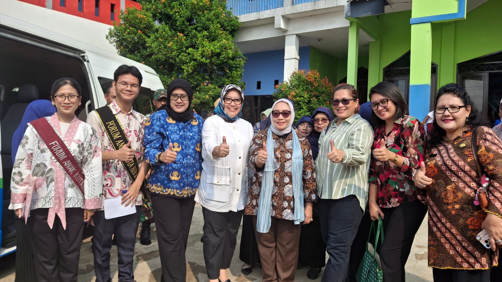 Menteri PPPA Bagikan 300 Paket Bantuan untuk Anak di Kampung Pemulung Bekasi Sambut HAN 2025