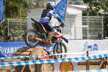 Night Race Perdana Shell BLU CRU Yamaha Enduro Challenge, Sambangi Kalimantan Barat