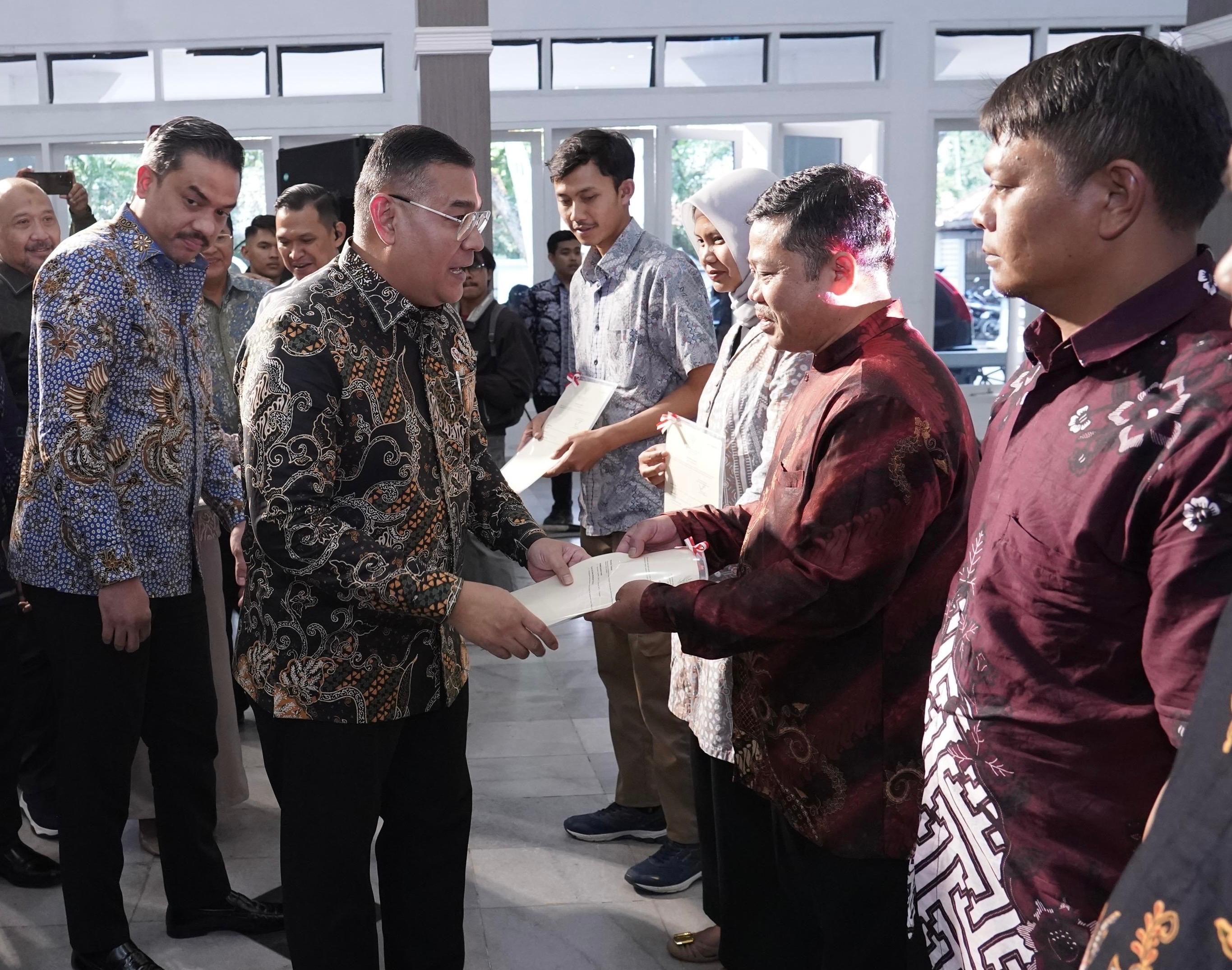 Wamen ATR/BPN Ossy Dermawan Serahkan Sertipikat Tanah untuk Penggiat UMKM di Garut