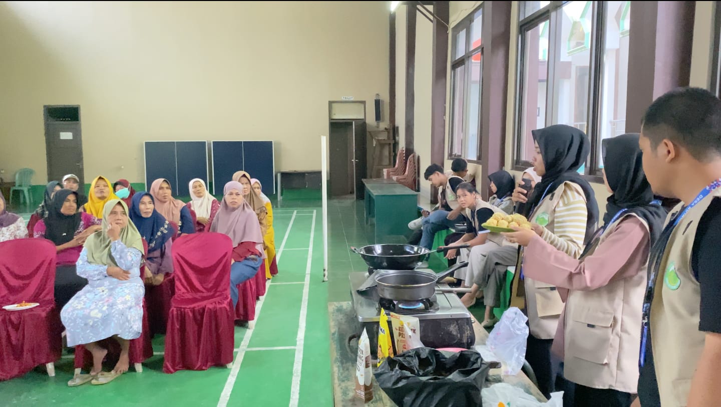 Mahasiswa KKN-T Unma Bantu UMKM Desa Kutawaringin Naik Kelas