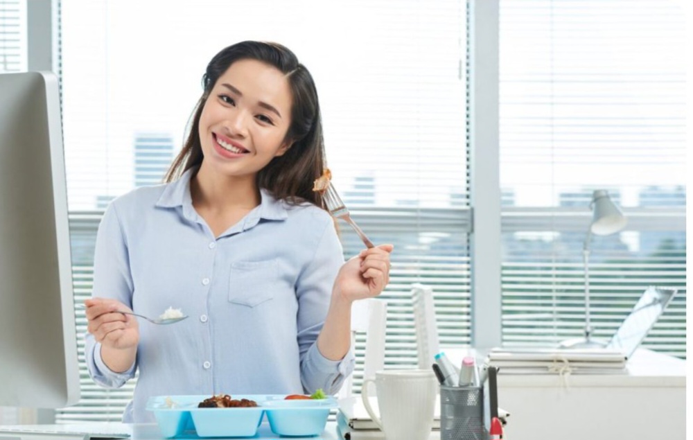 Tips Menjaga Pola Makan Seimbang bagi Pekerja Kantoran yang Sibuk, Bawa Bekal dari Rumah