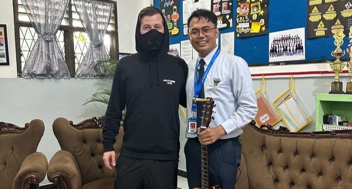 Alan Walker Rela Terbang 27 Jam dari Amerika ke Indonesia Demi Mengunjungi SMA di Medan 
