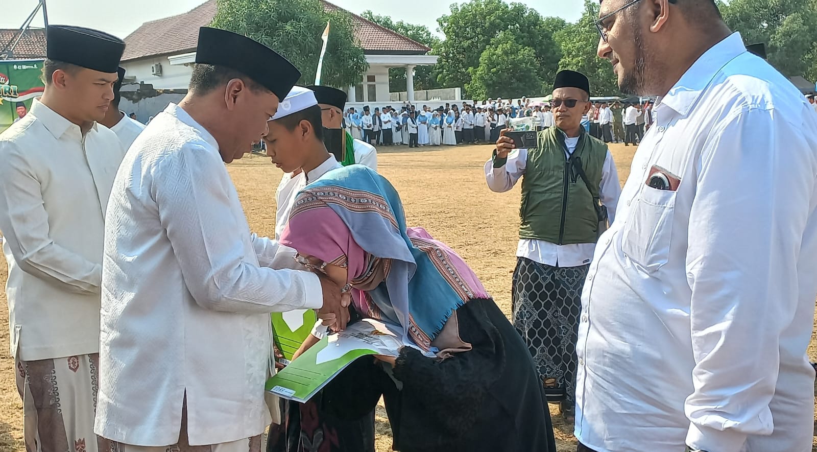 Bupati Majalengka Pimpin Upacara Hari Santri 2026 di Panyingkiran, Serahkan Bantuan untuk Pesantren