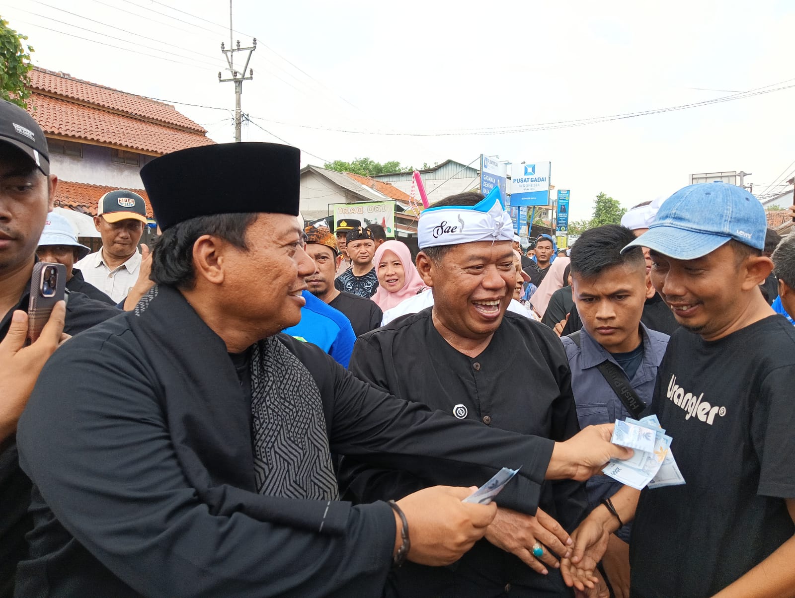 Bupati Majalengka Ikut Bersama Ribuan Warga Jalan Kaki 2 KM Pada Karnaval Budaya Harjad Panjalin Kidul ke 215