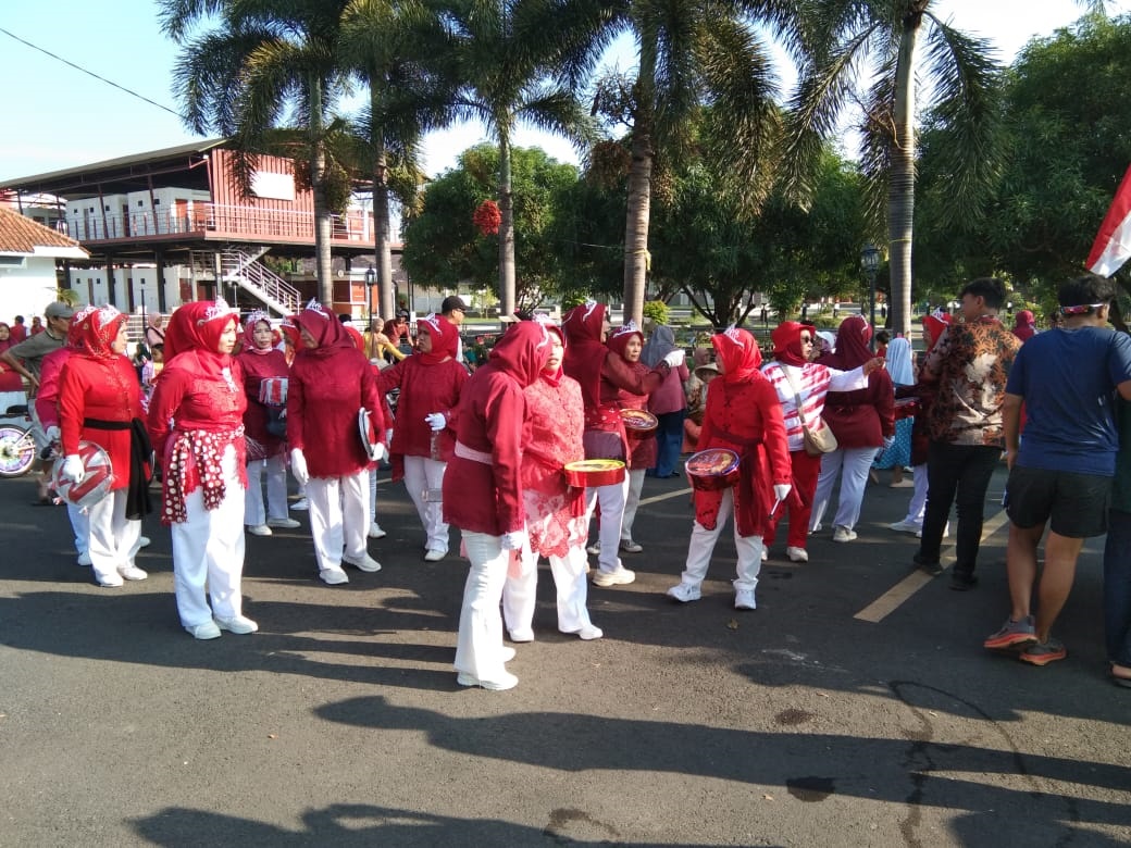 Asyikk! Grup Drumband Emak-Emak Disawer Bupati
