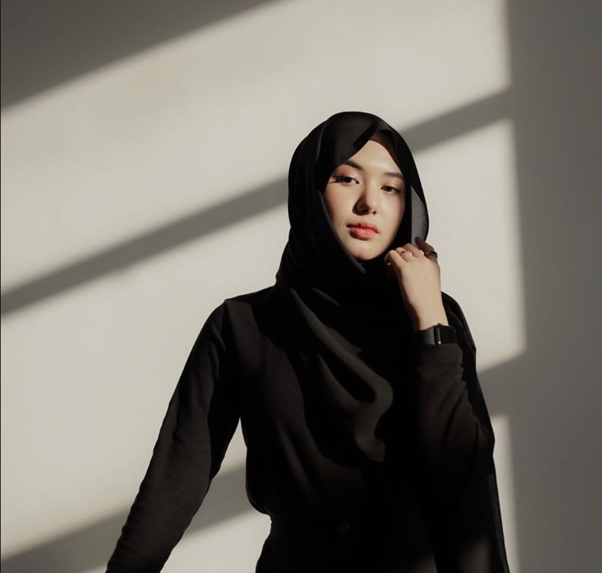 Ingin Membuat Prompt Foto Sendiri Wanita Berhijab agar Tampil Elegan? Berikut Kumpulan Idenya