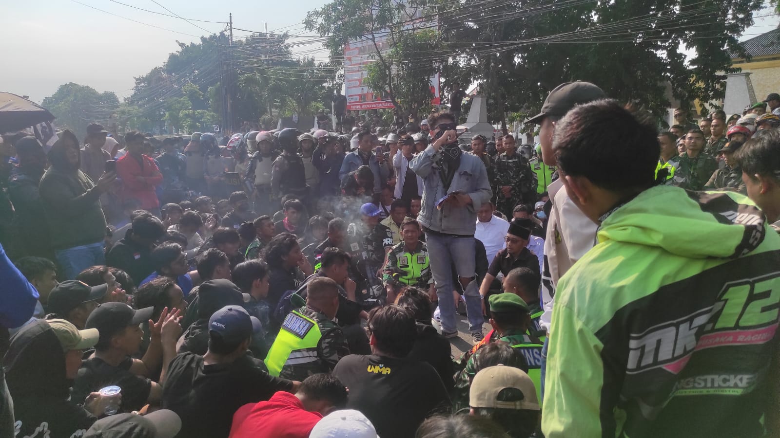Ratusan Mahasiswa dan Warga Demo di DPRD Majalengka, Ban Dibakar dan Jalan Protokol Ditutup