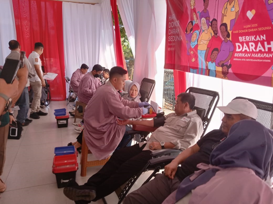 Targetkan 10 Persen dari 1,3 Juta Jiwa Jadi Pendonor, Bupati Eman Suherman Ikut Donor Darah