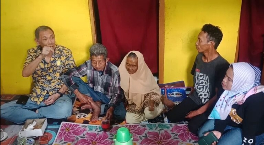 TERHARU! Jusuf Hamka ke Rumah Nenek dan Kakek yang Jalan Kaki di Tol Cisumdawu