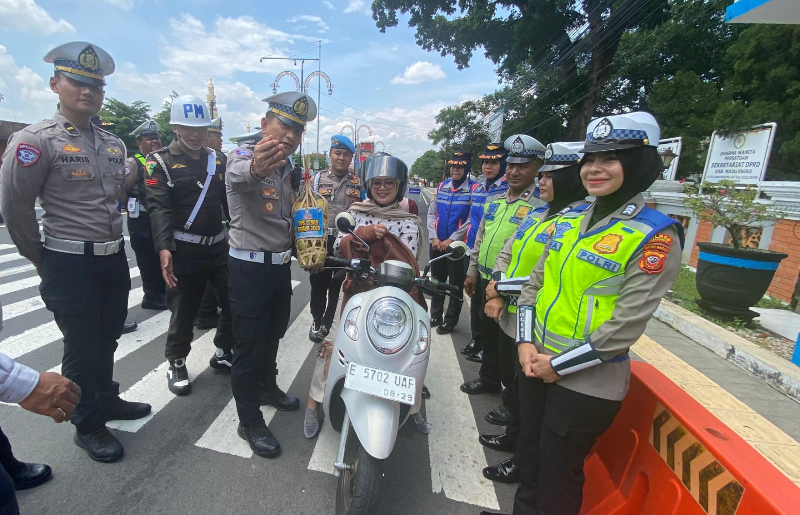 Operasi Zebra Lodaya, Polres Majalengka Berikan Mangga Gedong Gincu kepada Pengendara Tertib Lalin