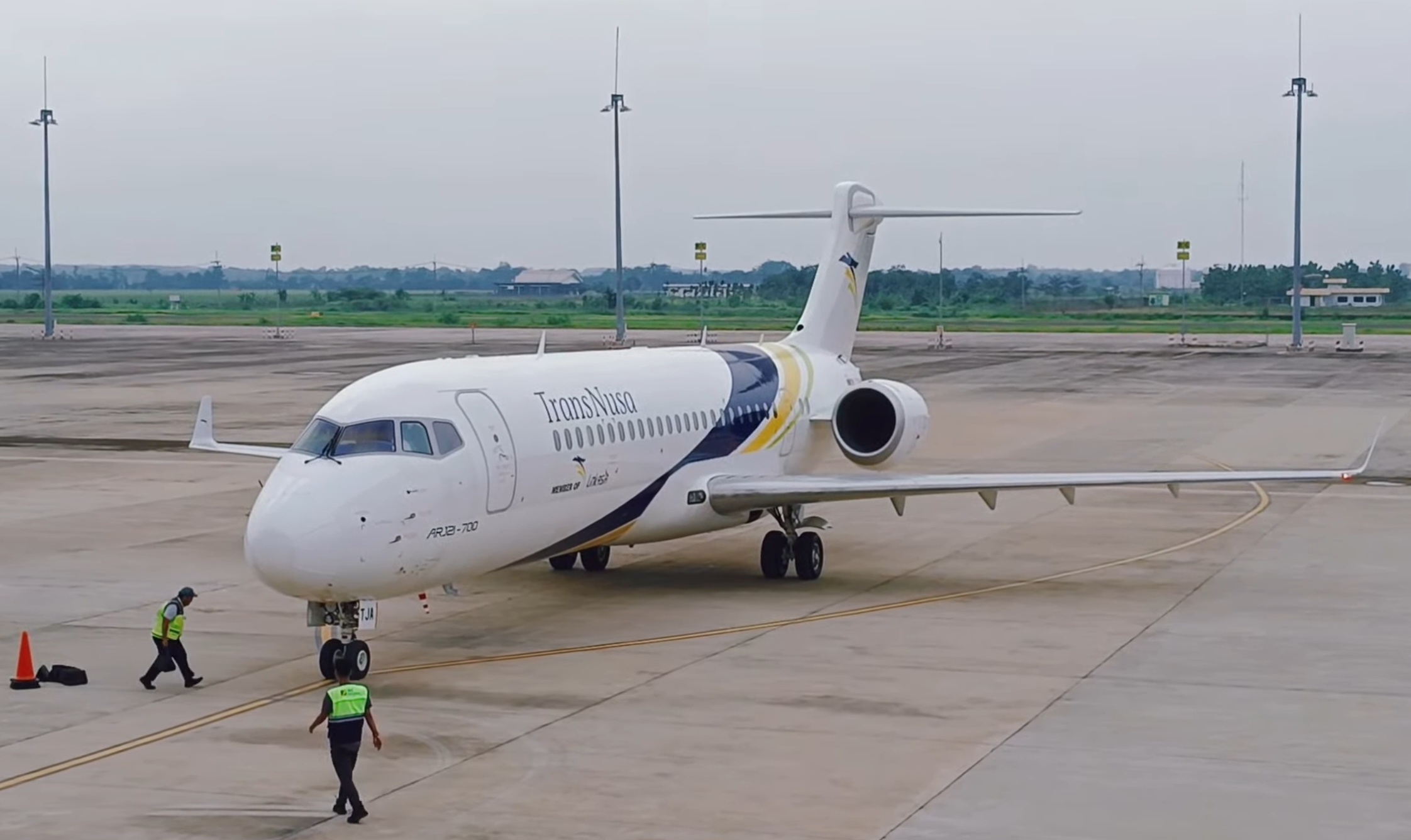 Tes di Bandara Kertajati, TransNusa Resmi Operasikan Pesawat Made in China Comac ARJ21-700