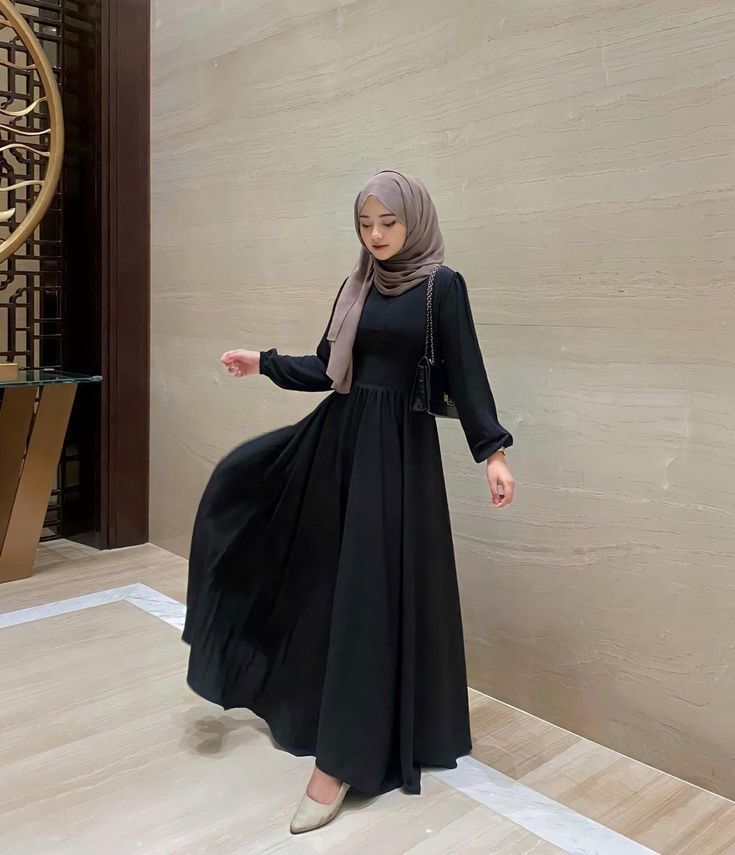 Gamis Hitam Cocok dengan Hijab Warna Apa Ya? Ini Dia Pilihannya!