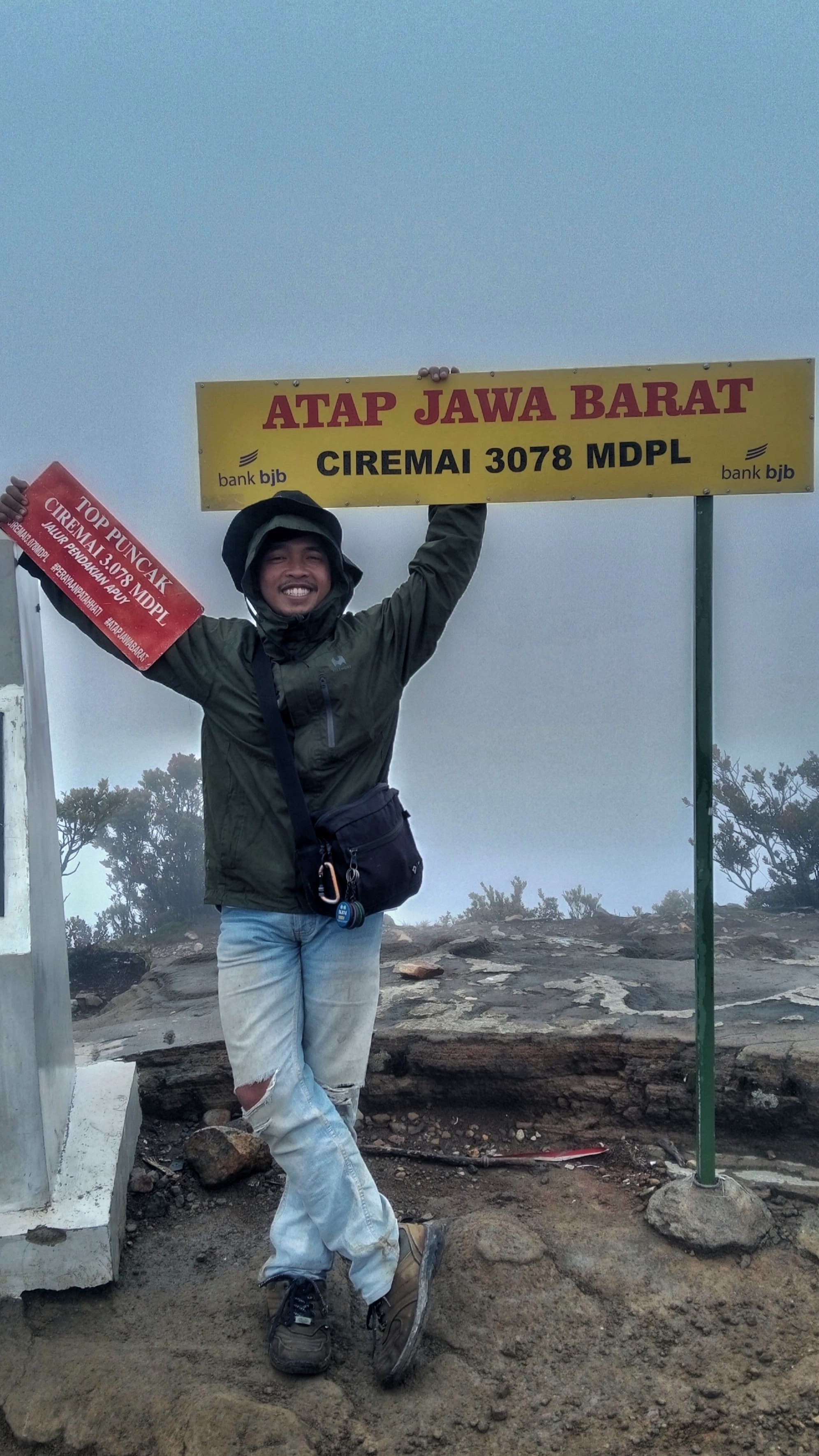 Mendaki Jalur Apuy di Libur Nataru, Romantisnya Kabut Gunung Ciremai