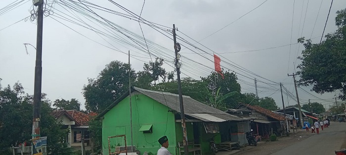 Ngeri! Warga Keluhkan Kabel Semerawut