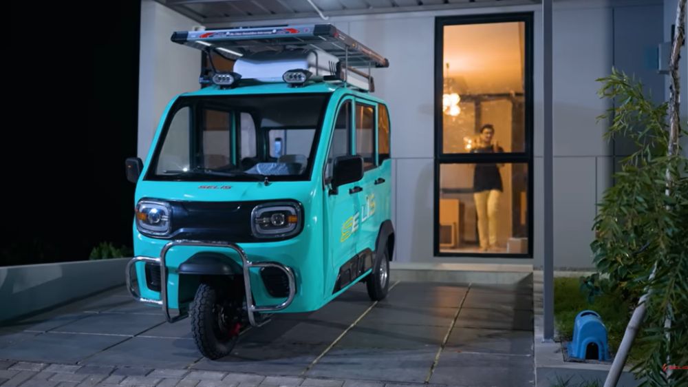 Motor Listrik Roda Tiga Selis Bromo Kabin Tertutup Ber-AC, Panel Surya, Tempuh 80 Km, Cicilan 900 Ribuan