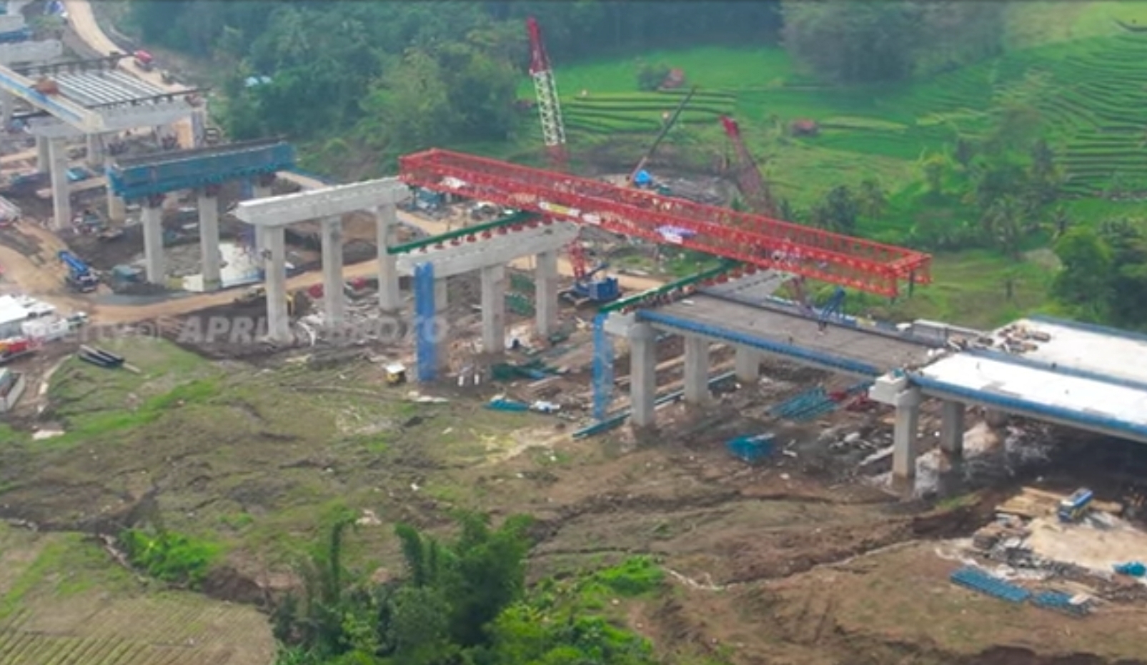 MANTAP! Tol Cisumdawu Dikebut, 2 Launcher Girder Dikerahkan di Jembatan Conggeang
