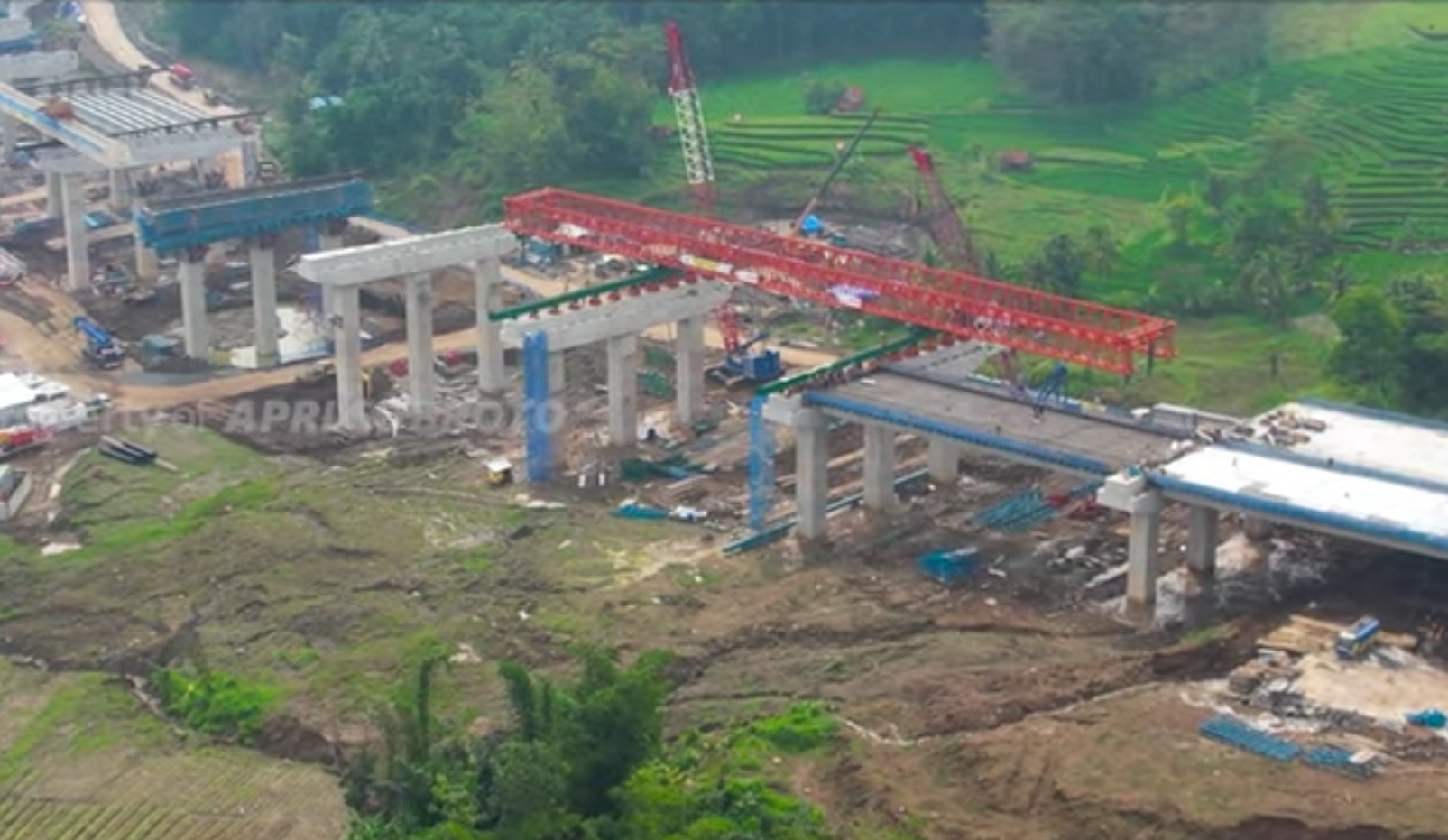 MANTAP! Tol Cisumdawu Dikebut, 2 Launcher Girder Dikerahkan Di Jembatan ...