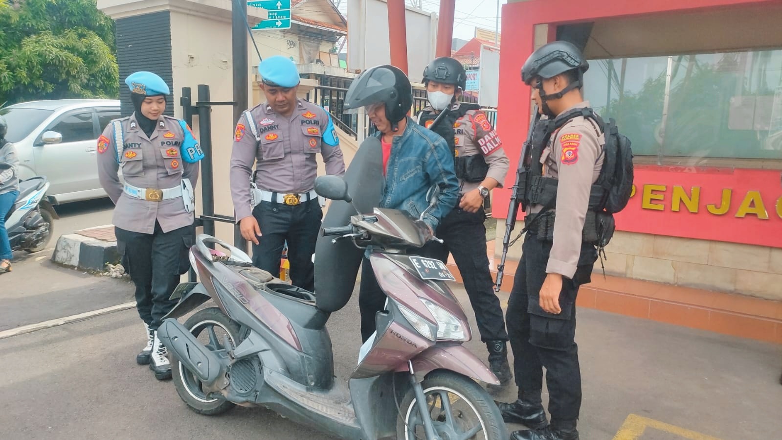 Pasca Bom di  Polsek Astanaanyar, Masuk Mako Polres Diperketat, Pasukan Bersenjata Lengkap Disiagakan 