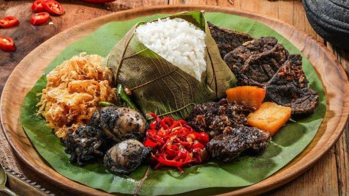 Mencicipi Kuliner Legendaris Cirebon Sejak 1958, Nasi Jamblang Ibu Mangku