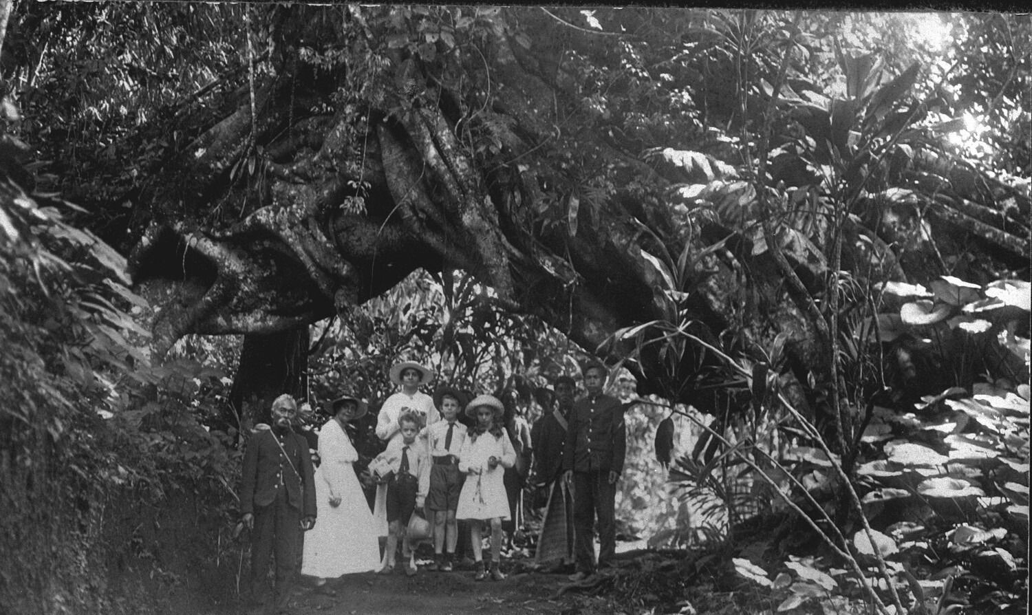 3 Anak 3 Wanita Belanda Blusukan di Petilasan Kerajaan Talaga Tahun 1918