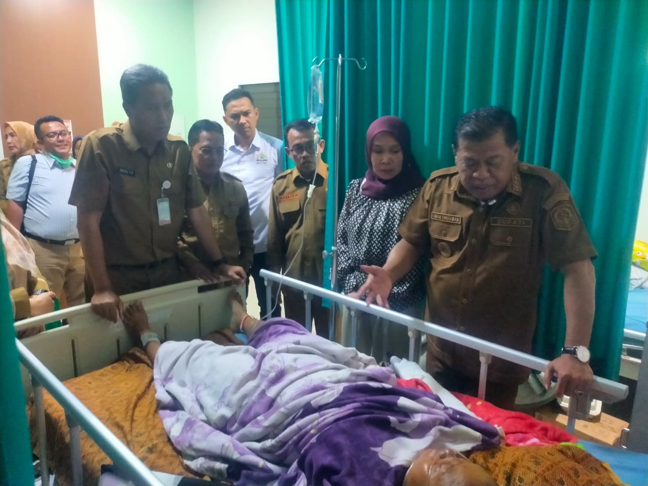 Bupati Eman Jenguk Korban Kecelakaan Tanjakan Wado Sumedang di RSUD Cideres