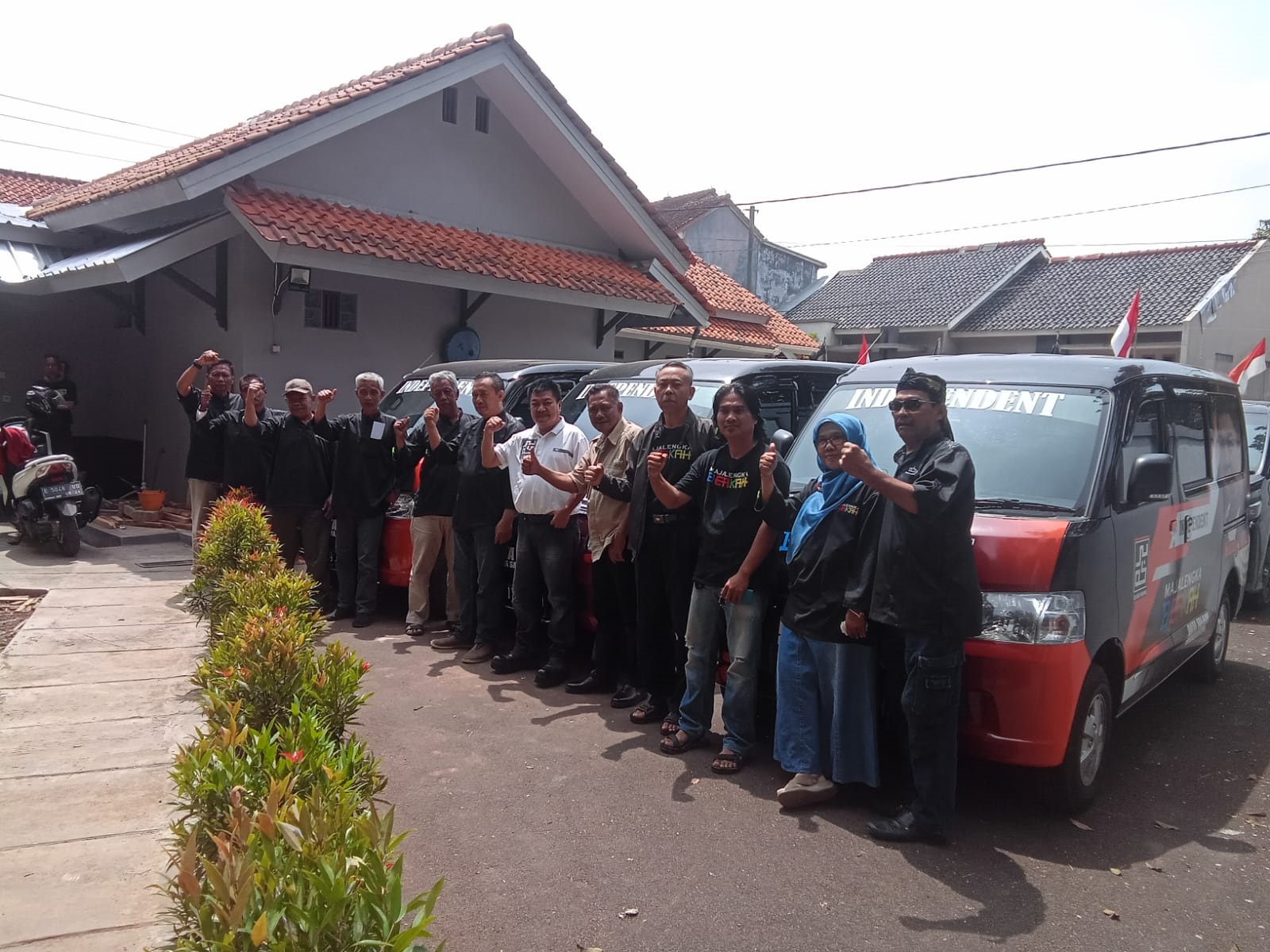 Kang Nana Serahkan 3 Mobil,  Operasional Timses Berkah Center Sosialisasi Kang Nana Kandidat Bupati