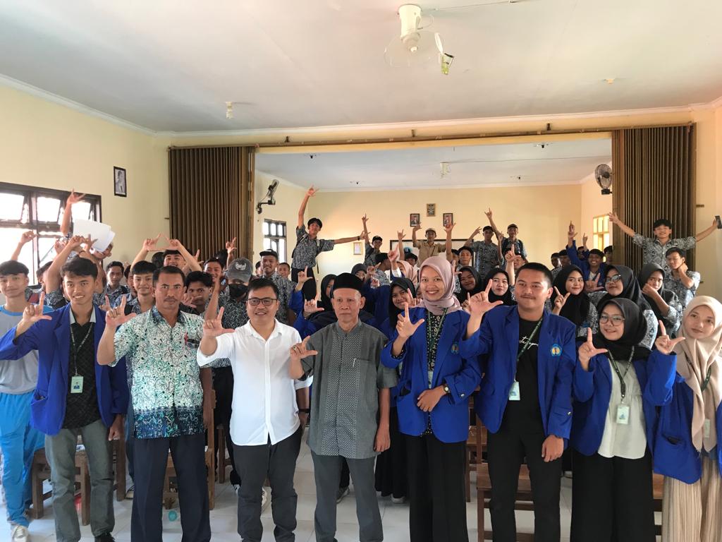 Wujudkan Desa Melek Digital, Mahasiswa KKN UNMA Gelar Workshop Literasi Digital di SMK Darul Fallah Losari