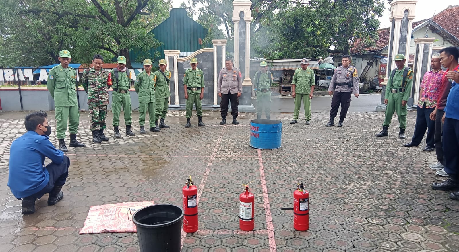 Pelatihan Atasi Kebakaran di Desa Pasiripis