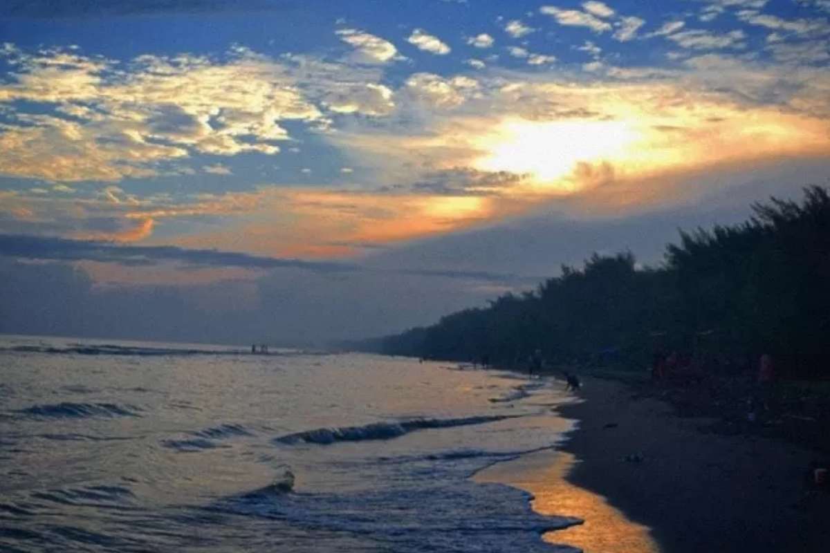 Wisata Pantai Joko Tingkir Memiliki Pesona Pasir Hitam dan Panorama Laut di Pemalang