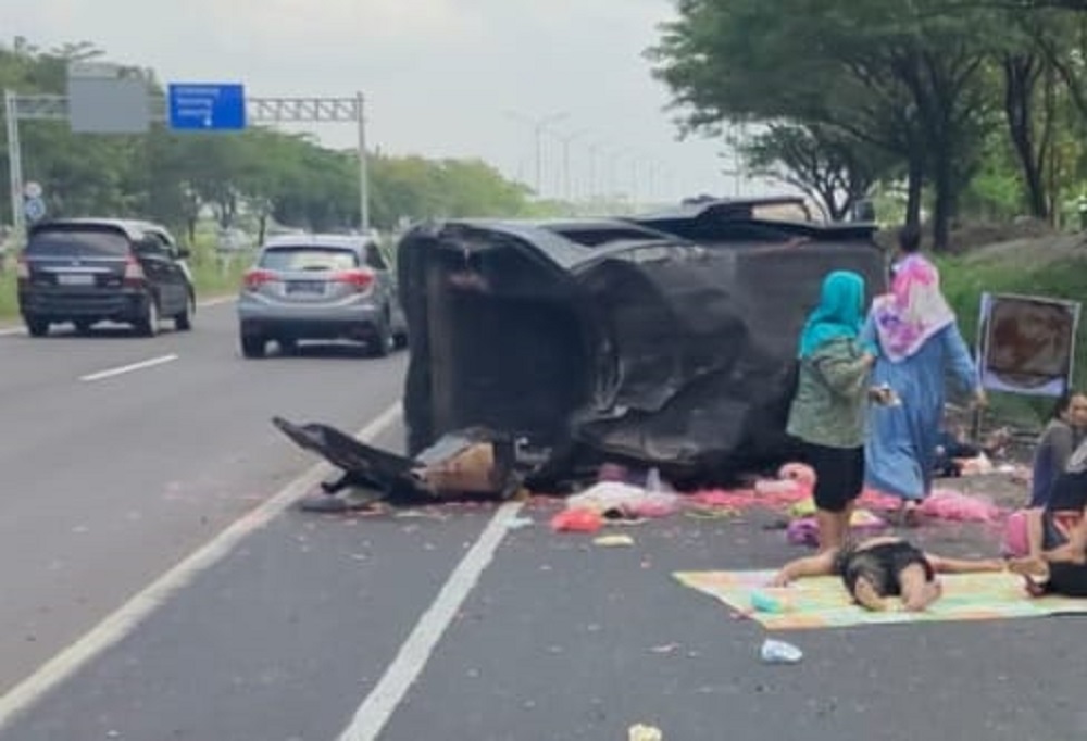 UPDATE! Kecelakaan di Tol Cipali Km 153 Majalengka, Korban Sekeluarga dari Surabaya, Mobil Isi 12 Orang