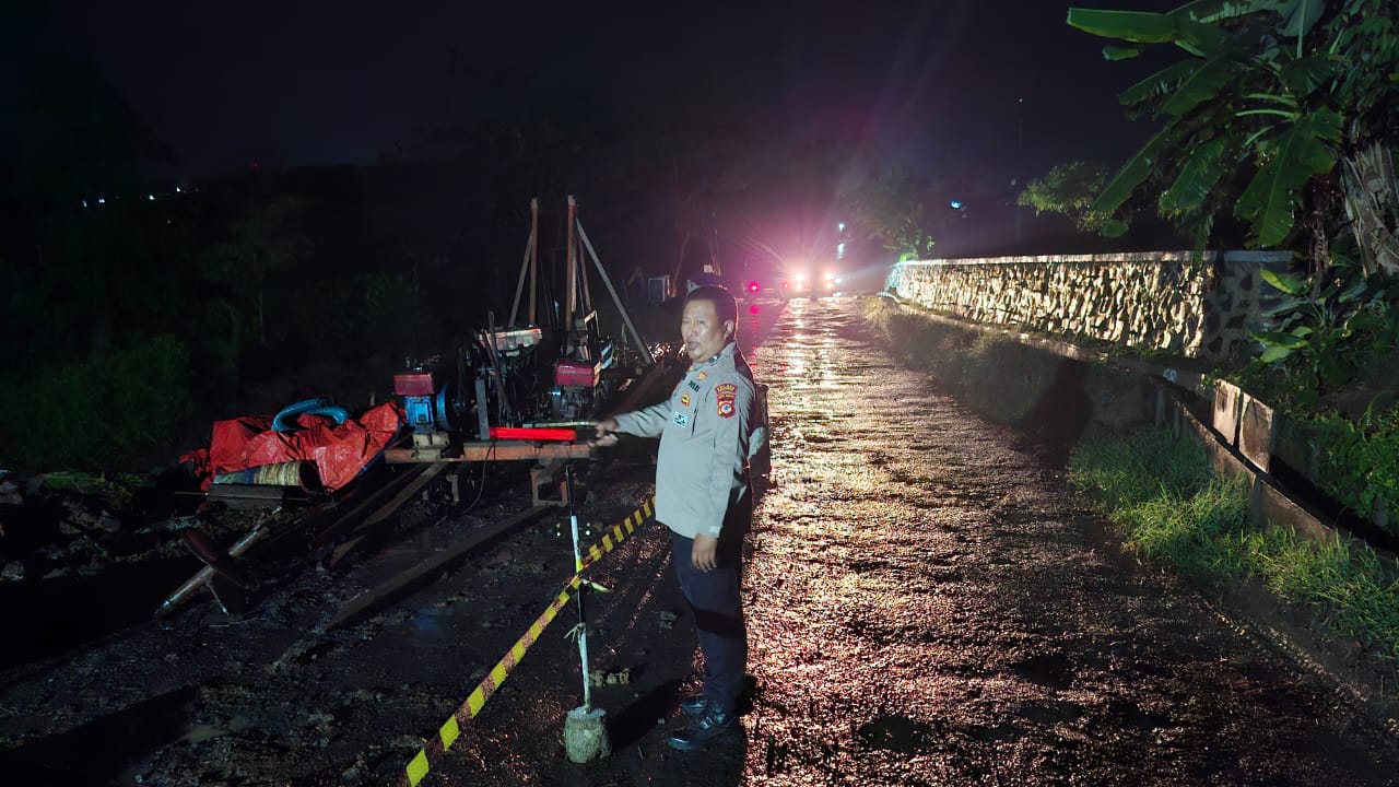 Longsor di Salawangi Putus Jalur Bantarujeg–Wado, Kendaraan Berat Dilarang Melintas