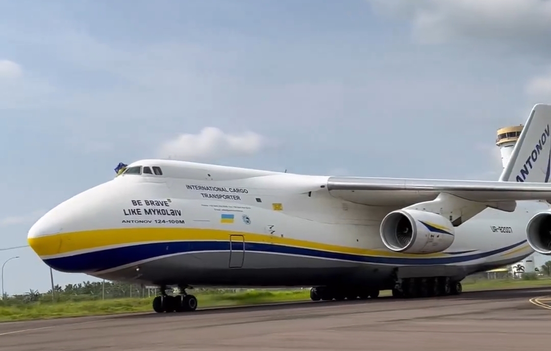 Pilot Kibarkan Bendera Ukraina, Pesawat Antonov AN-124 100 Ruslan Mendarat di BIJB Kertajati 