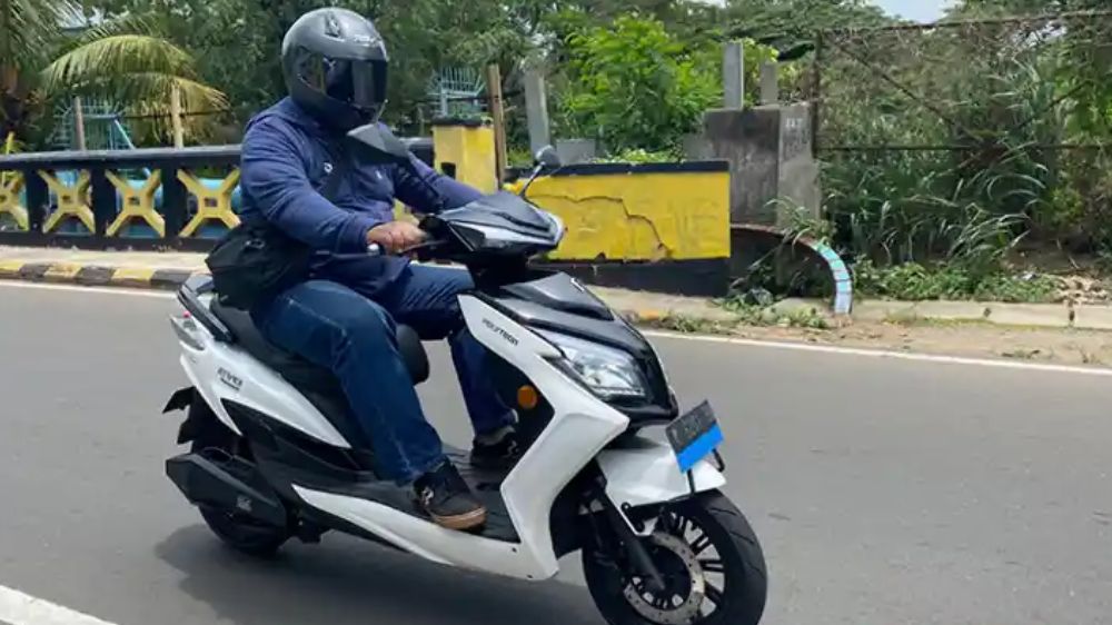 Motor Listrik Polytron EVO Baterai Ganda 3,48 kWh, Mode Fleksibel, Jarak 200 Km, Isi Ulang Cepat di Rumah