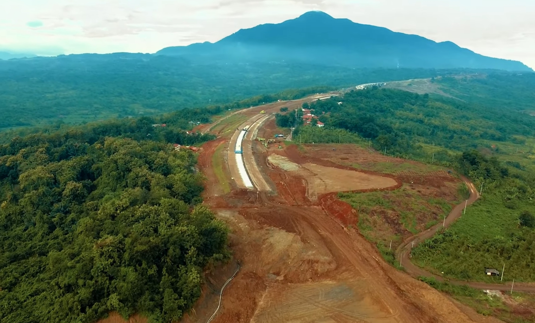 SEPERTI PIKNIK! Lewat Tol Terindah di Indonesia, di Tempat Ini Menghadap Langsung ke Gunung Tampomas