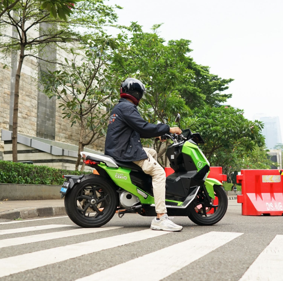 Berapa Biaya Charge Motor Listrik Alva? Apa Lebih Hemat Dibanding Motor Bensin?