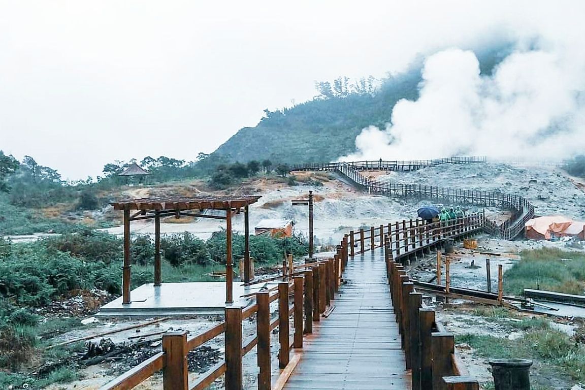 Berwisata Keindahan Kawah Sikidang di Banjarnegara