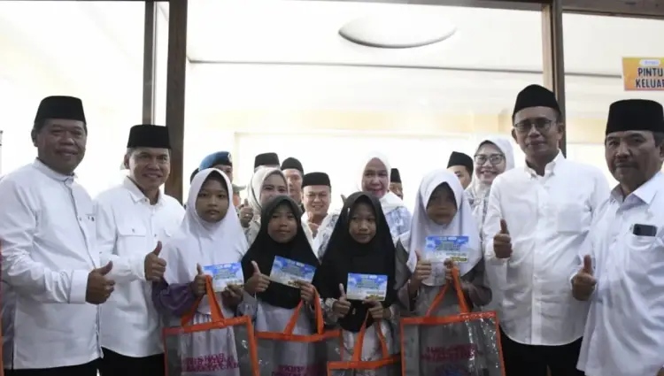 Momentum 10 Muharram, 424 Anak Yatim di Majalengka Terima Bantuan Perlengkapan Sekolah