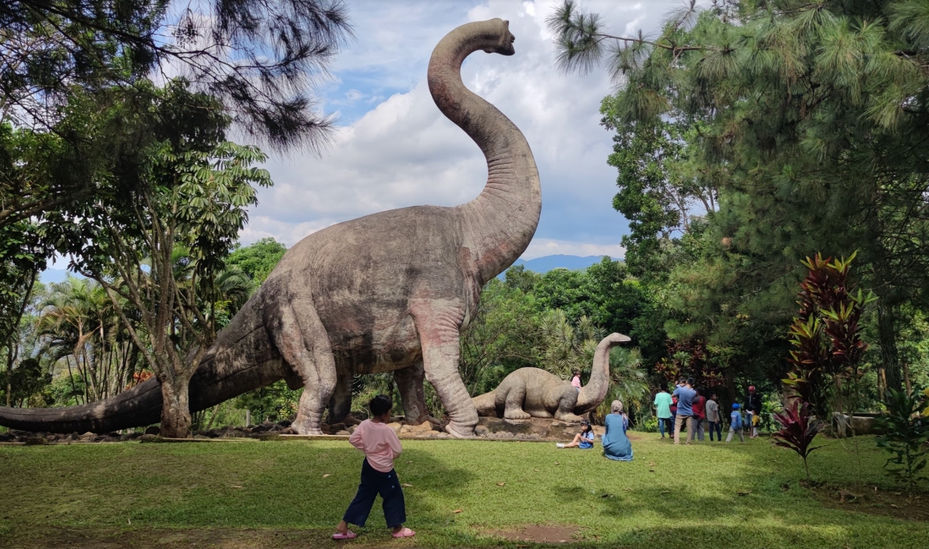 Tempat Piknik Tersembunyi yang Indah dan Unik di Majalengka, Ada Taman Dinosaurus