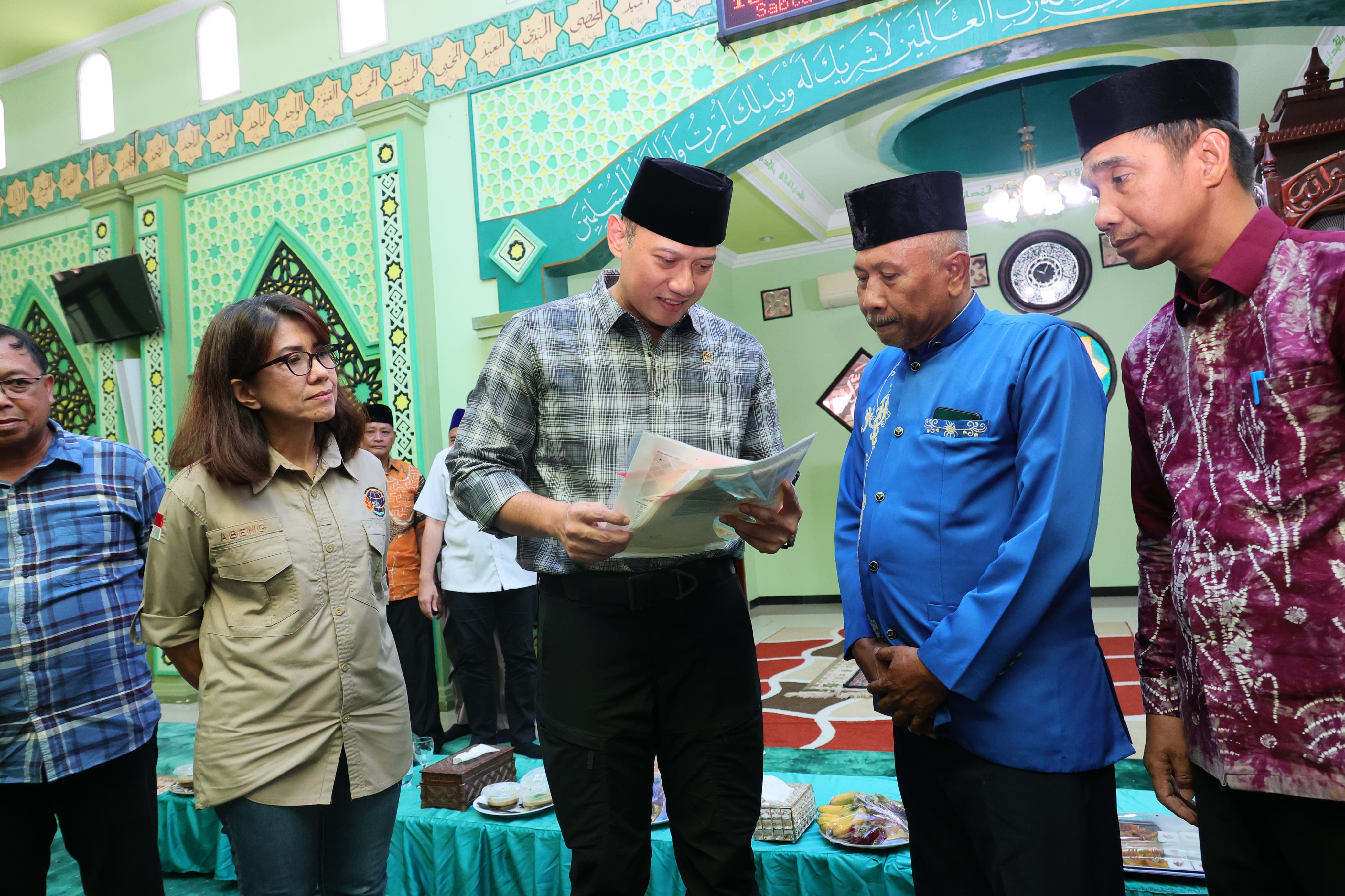 Serahkan Sertipikat Tanah Wakaf di Pontianak, Menteri AHY:Kita Urus dengan Cepat Tanpa Dipungut Biaya