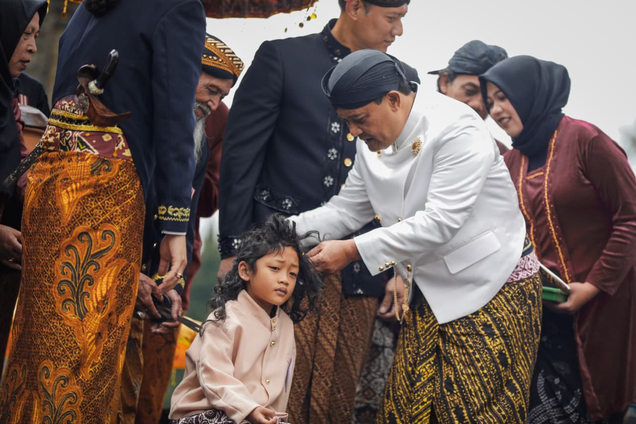 Kala Tradisi Cukur Rambut Gimbal Jadi Magnet Ribuan Wisatawan di Dieng Culture Festival 2025
