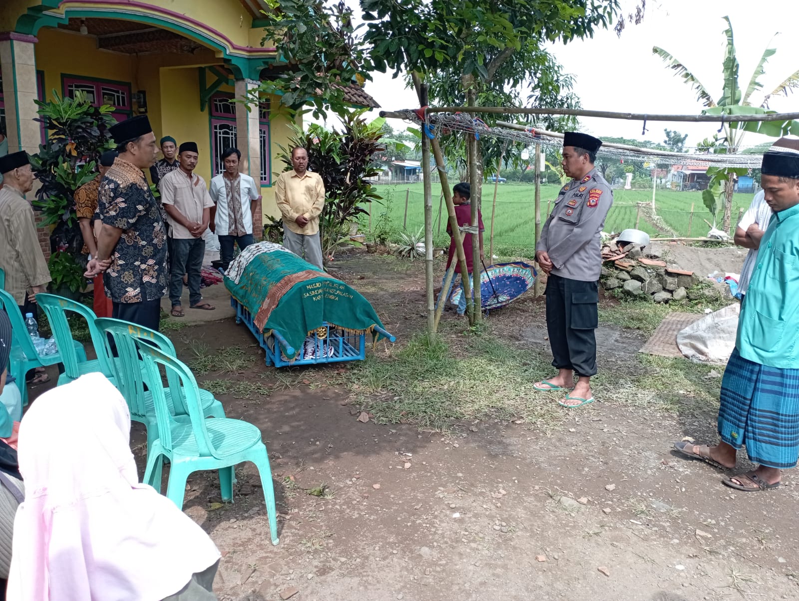 Warganya Meninggal, Kapolsek Palasah Takziah ke Rumah Duka